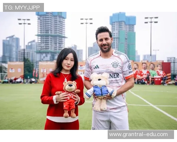 足球明星与叶问的武道哲学碰撞：从绿茵场到武林的精彩对话