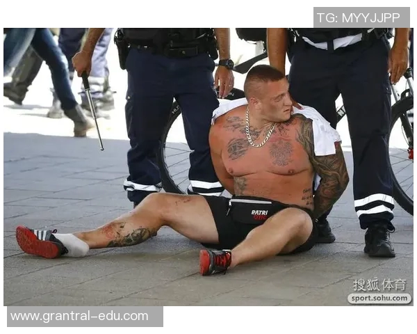 足球明星在街头遭遇抢劫衣物被盗引发粉丝热议与关注