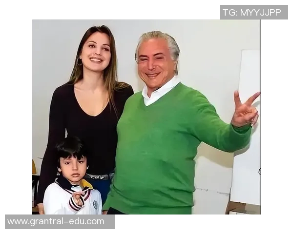 足球明星妻子优雅亮相慈善晚会引发媒体热议与关注